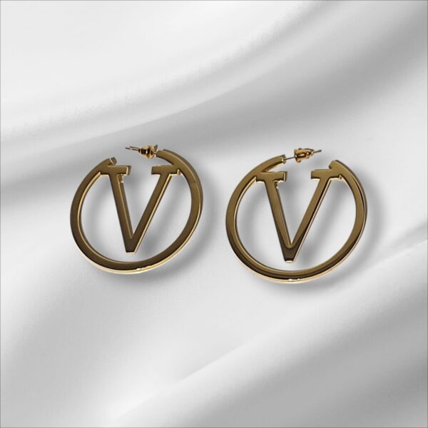 Gold V hoop earring made of stainless steel – front view