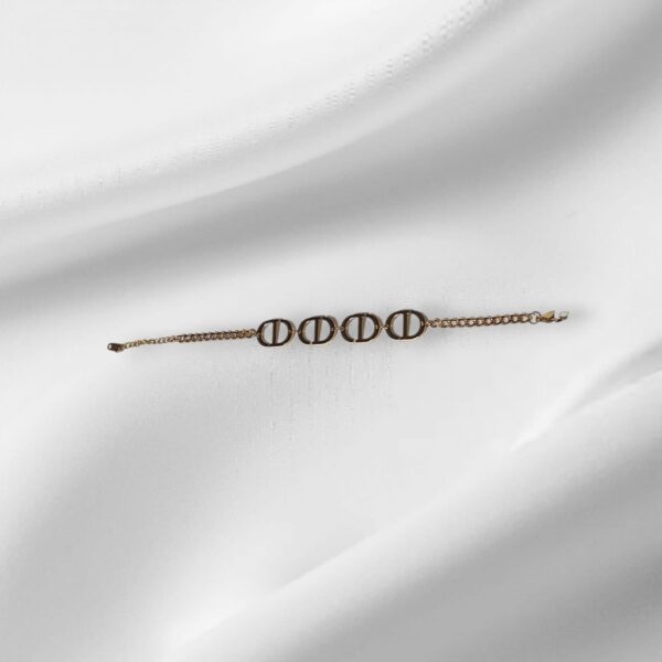 Gold link bracelet with polished links – detailed close-up Gold link bracelet with polished links – detailed close-up