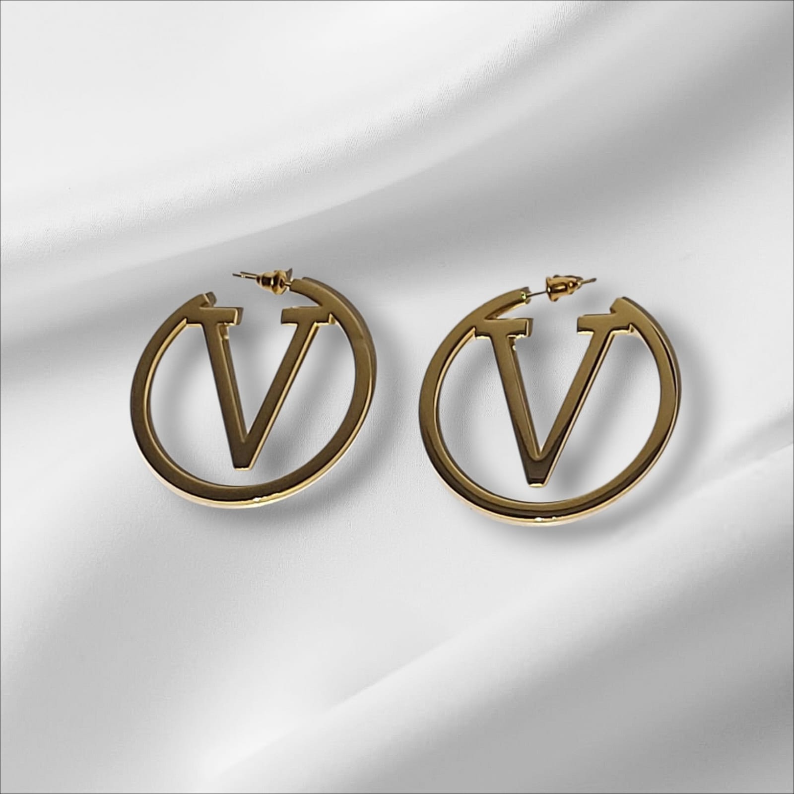 Gold V hoop earring made of stainless steel – front view